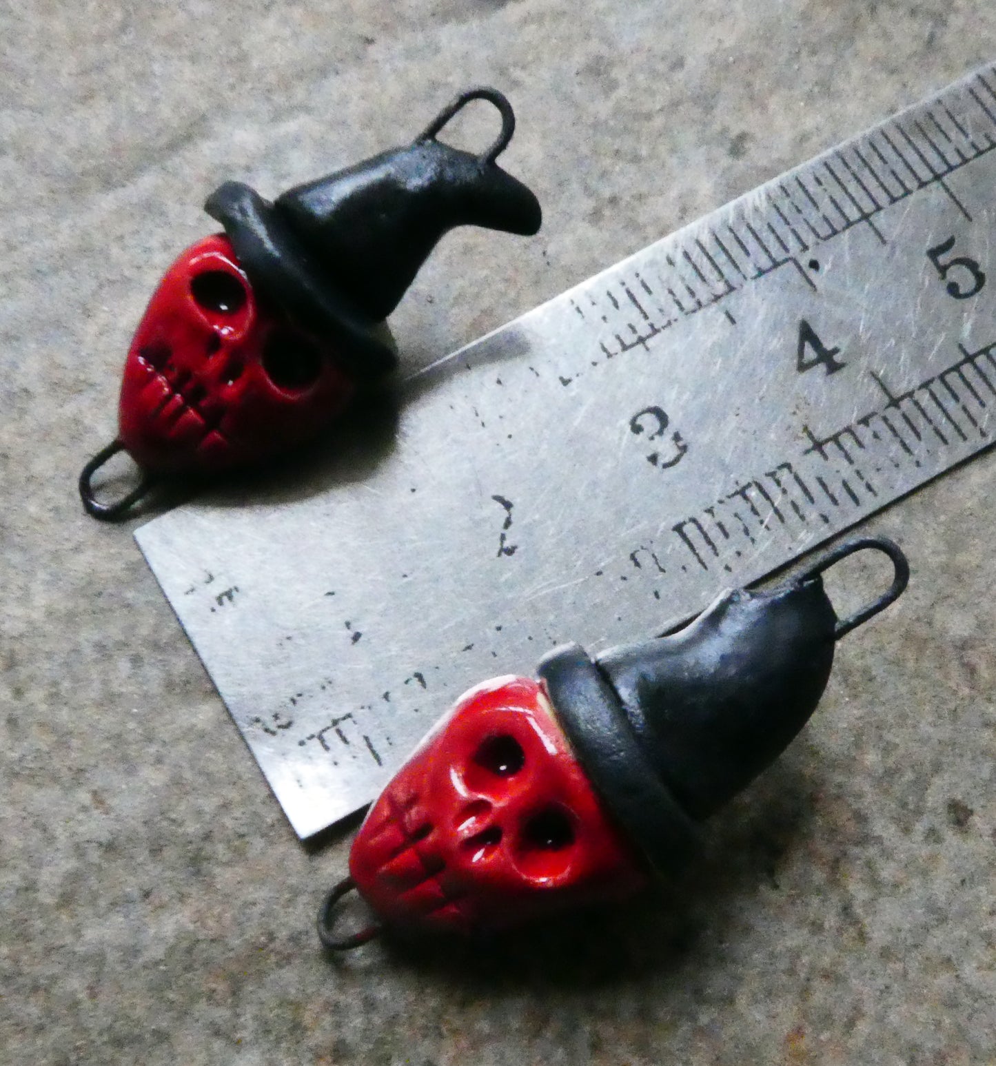 Ceramic Skulls in Witch Hat Connectors - Red