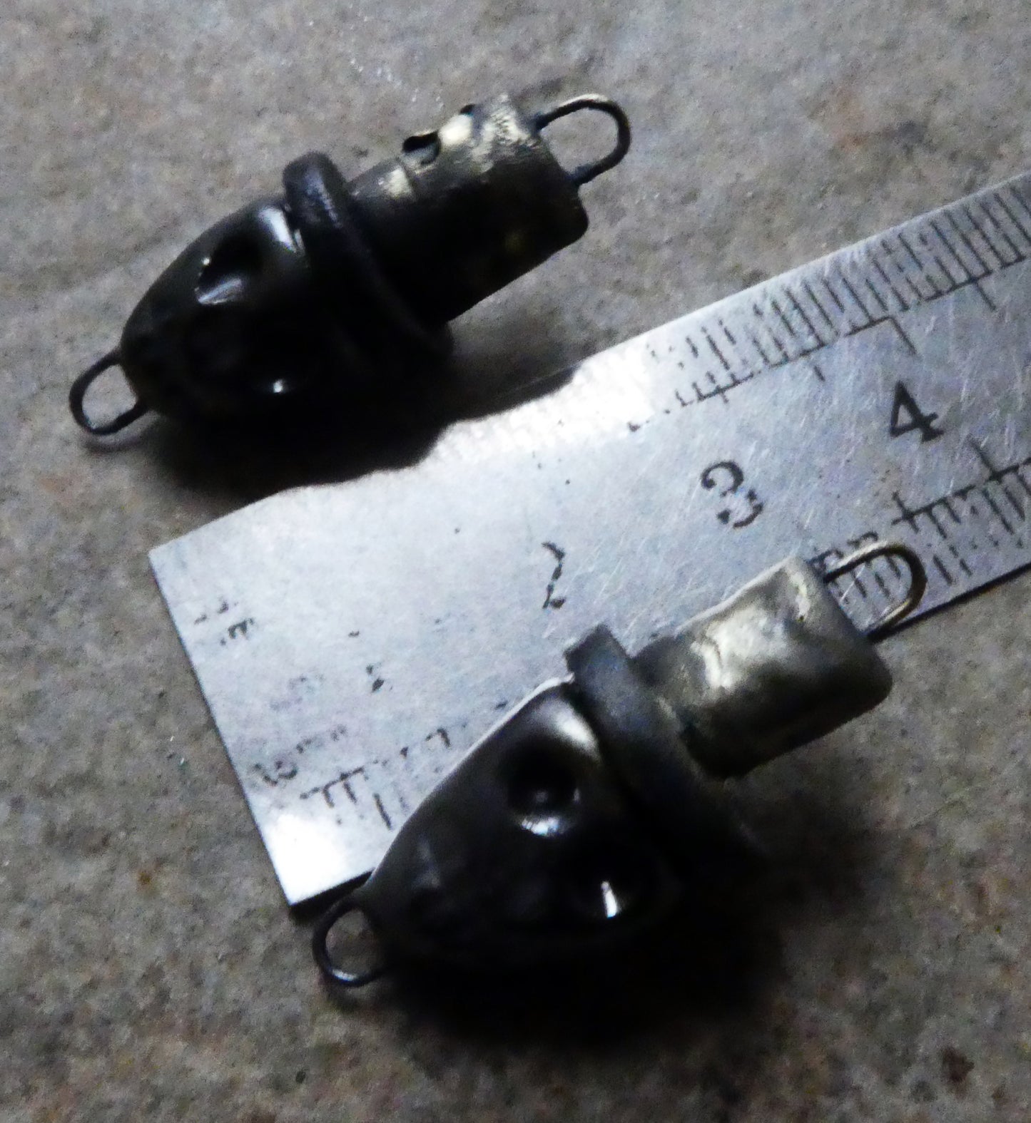 Ceramic Skulls in Top Hat Connectors -Pewter