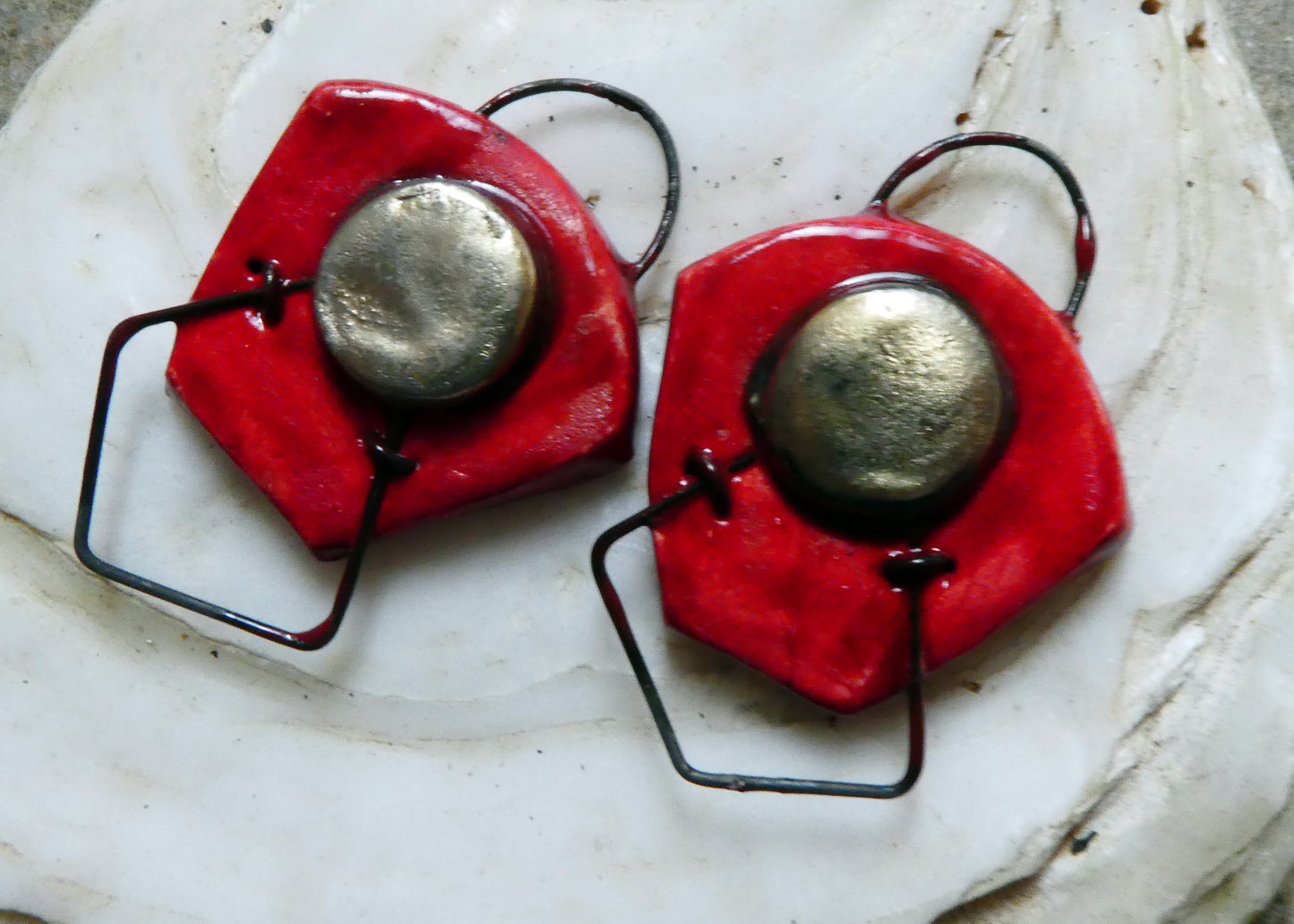 Ceramic Triangular Hooped Bronzy Connectors -Red