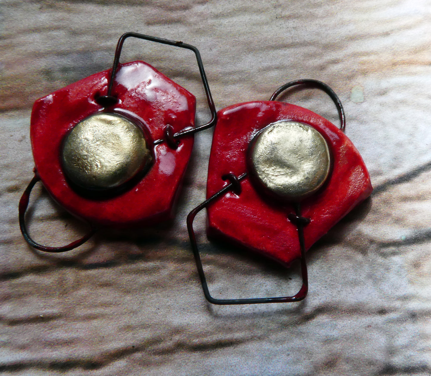 Ceramic Triangular Hooped Bronzy Connectors -Red