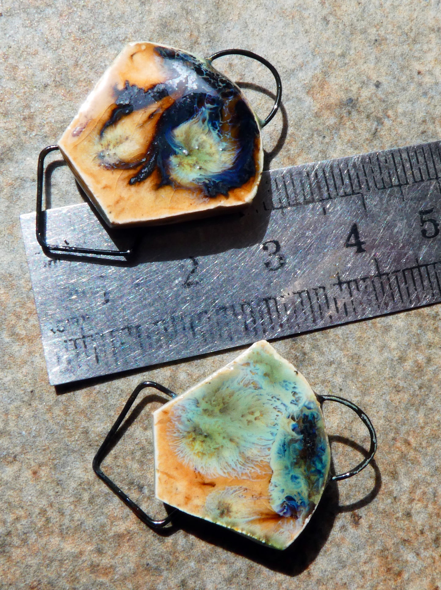 Ceramic Triangular Hooped Bronzy Connectors -Oriental Caramel
