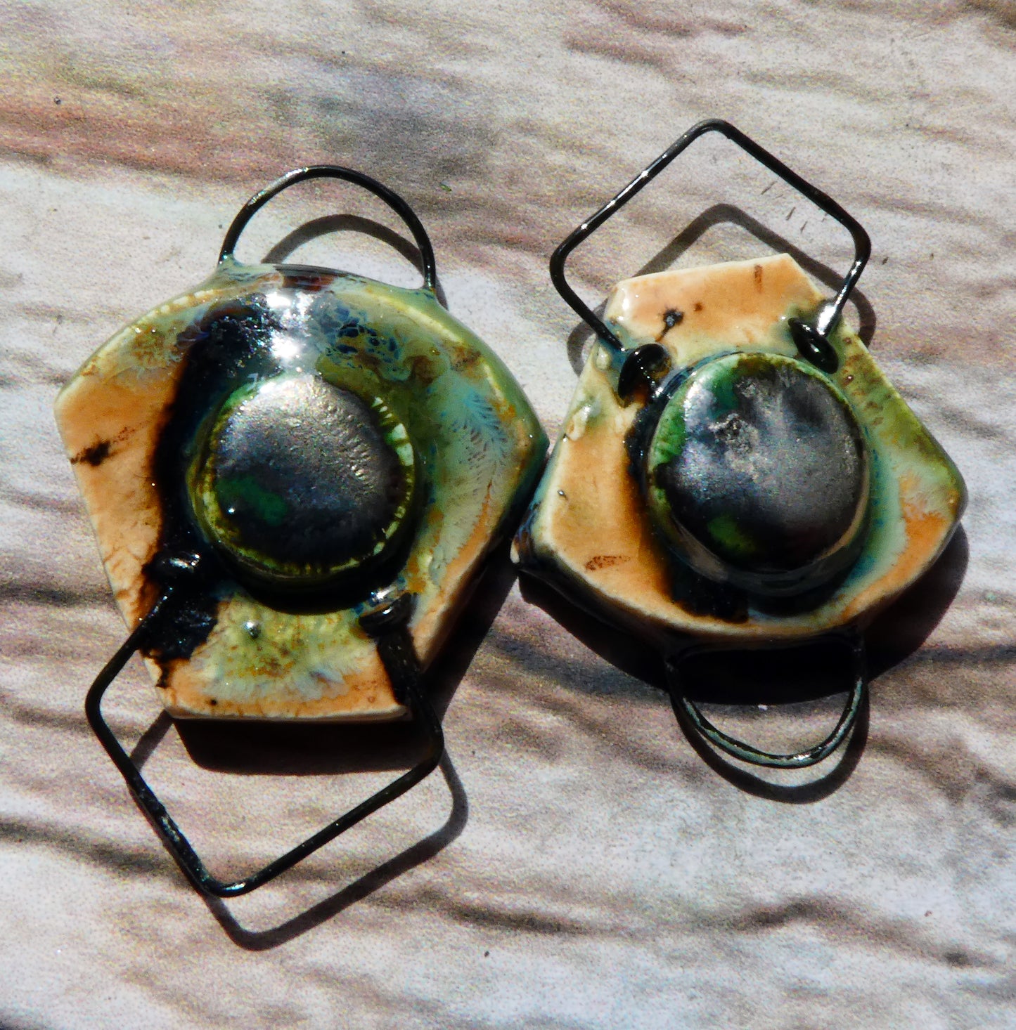 Ceramic Triangular Hooped Bronzy Connectors -Oriental Caramel
