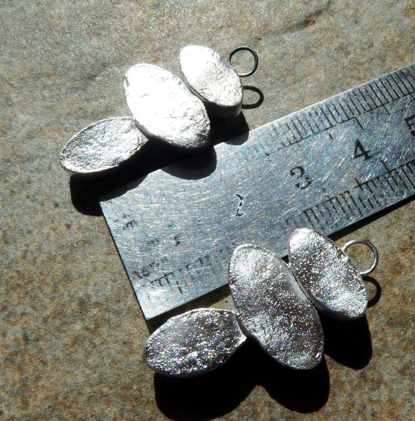 Ceramic Silvery Moulded Triple Oval Stack Charms -Red