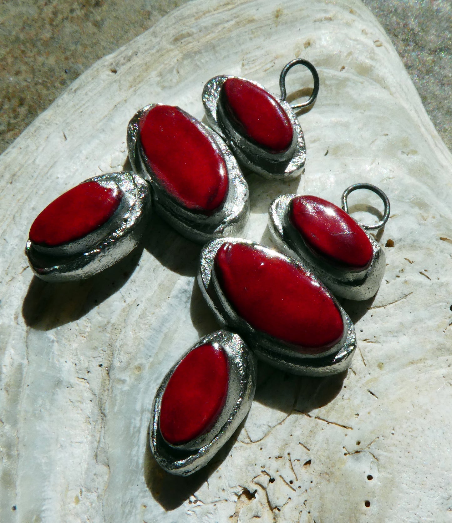 Ceramic Silvery Moulded Triple Oval Stack Charms -Red