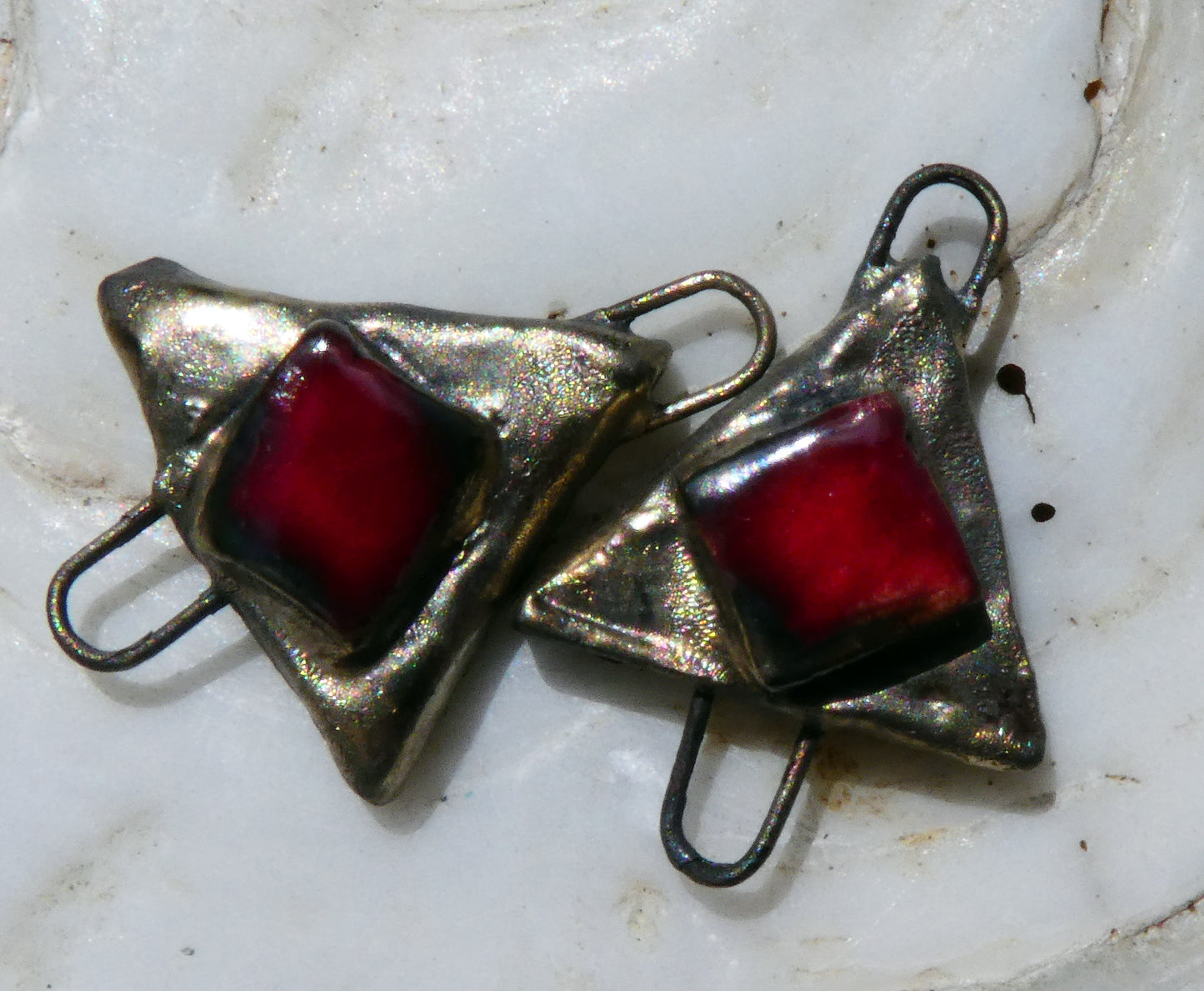 Ceramic Little Moulded Triangle Connectors -Red