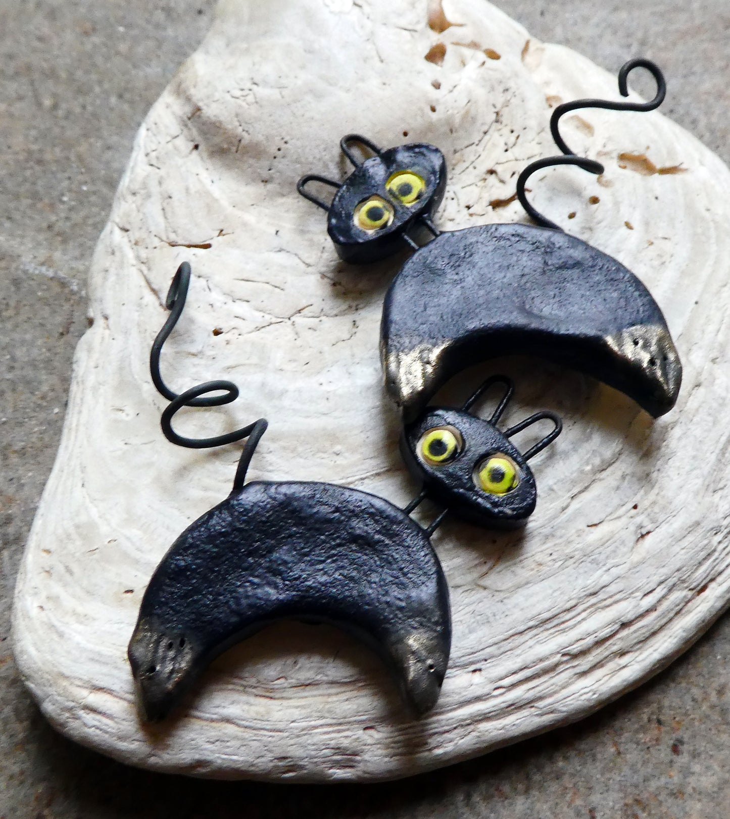 Ceramic Curly Tail Cat Charms - Matte Black
