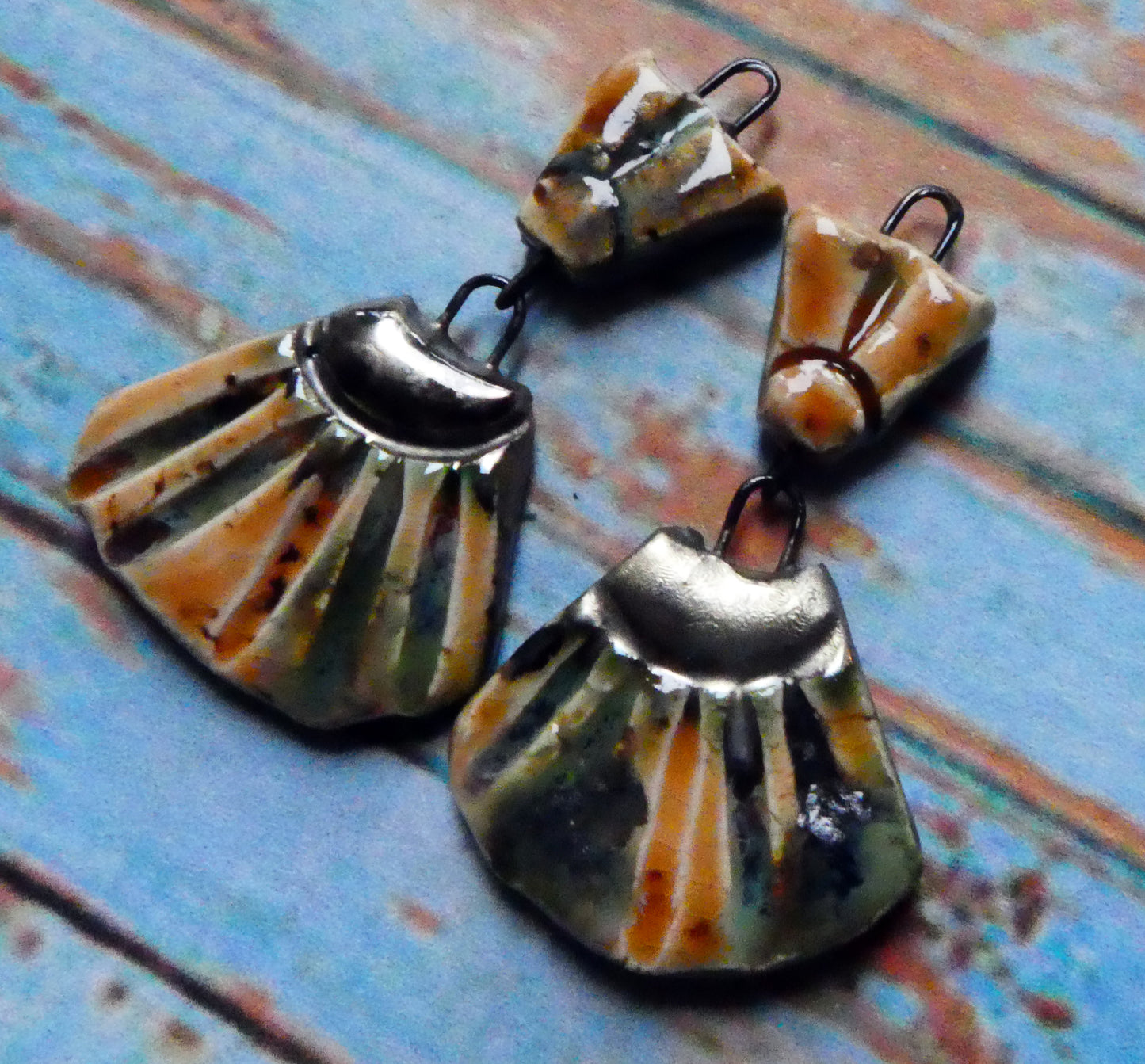Ceramic Frilly Dangles - Oriental Caramel
