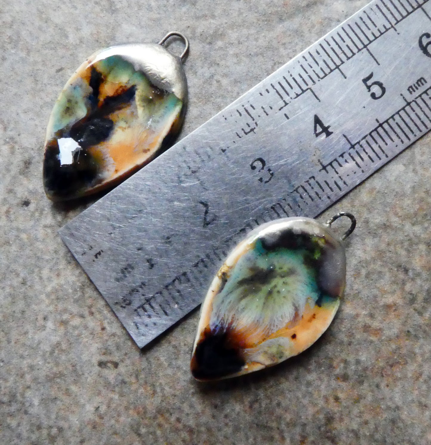 Ceramic Slim Leaf Charms - Oriental Caramel