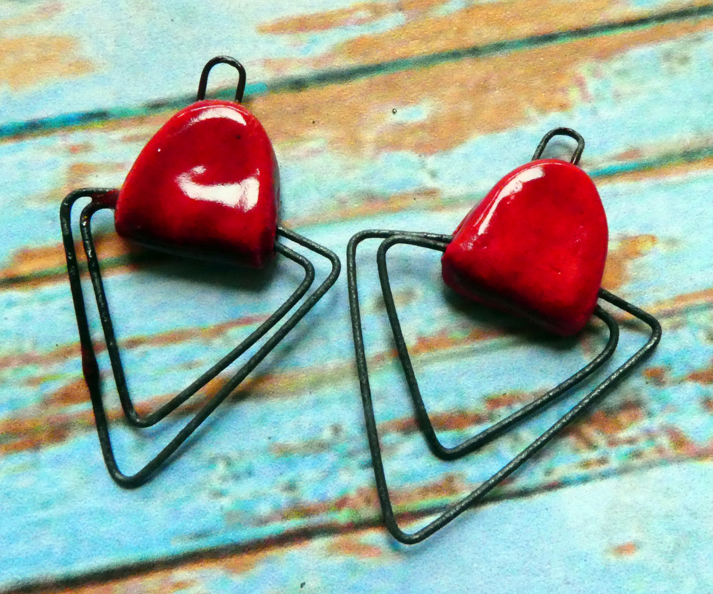 Ceramic Double Hoop Triangular Connectors -Red