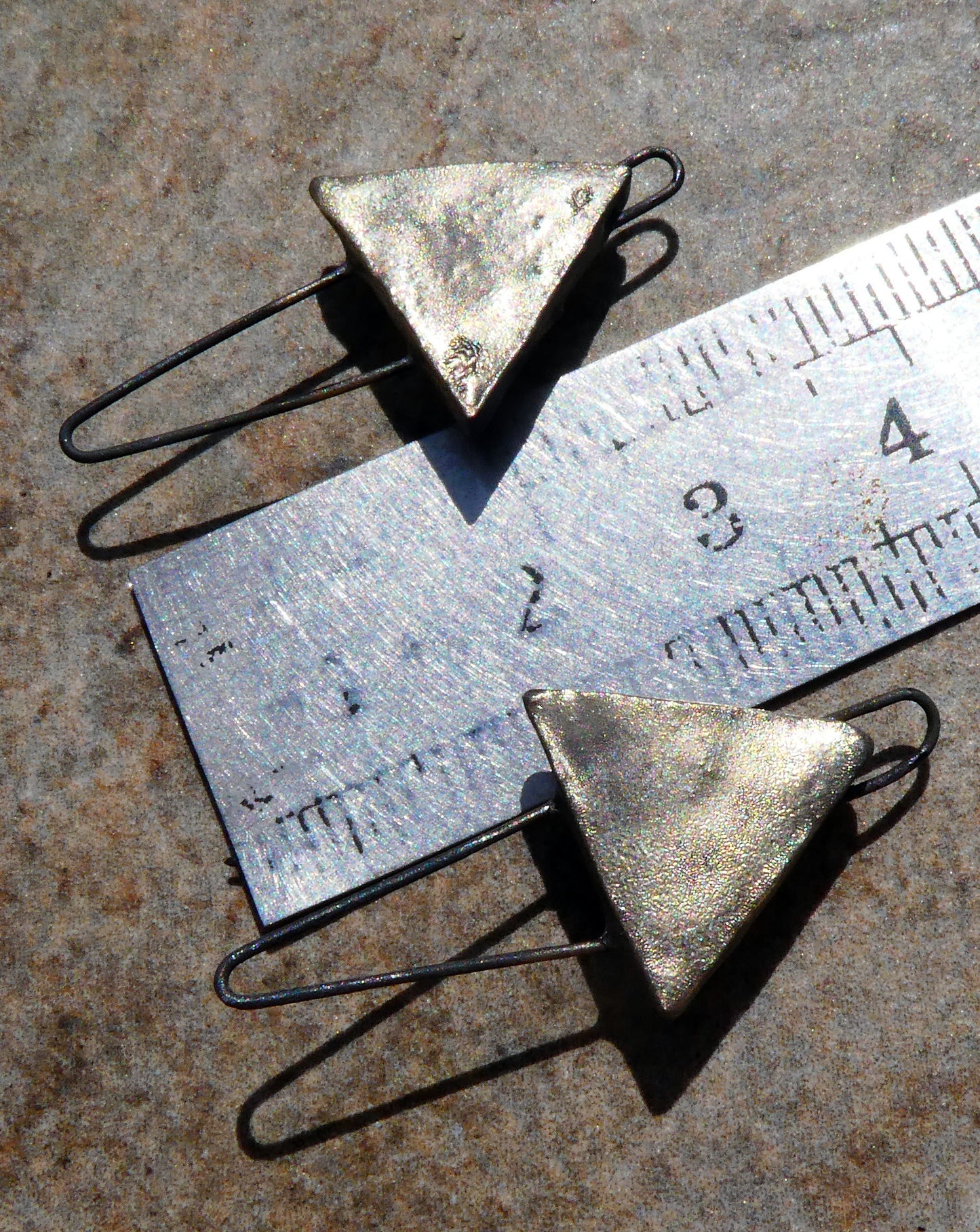 Ceramic Little Moulded Triangle Connectors -Fushia Fantastic