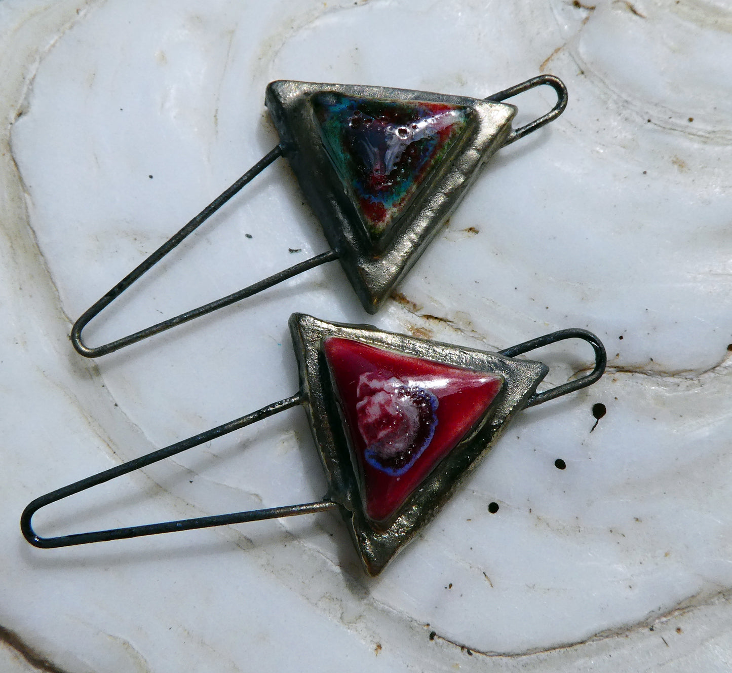 Ceramic Little Moulded Triangle Connectors -Fushia Fantastic