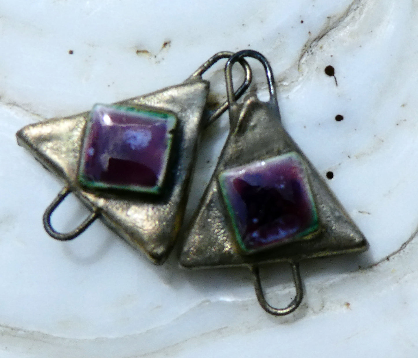 Ceramic Little Moulded Triangle Connectors -Plum Jelly