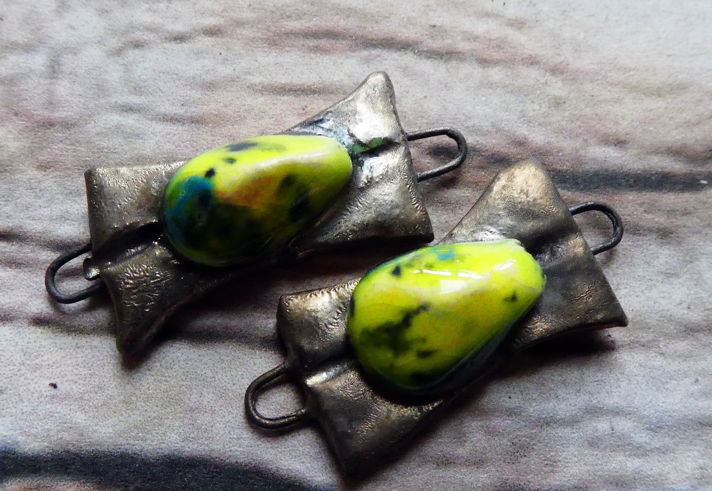 Ceramic Lustrous Little Gem Tablet Connectors - Mardi Gras