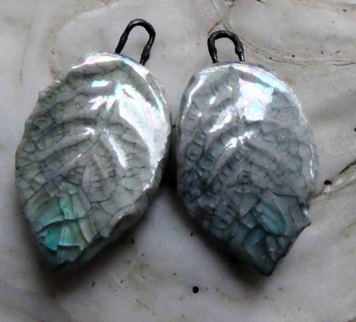 Porcelain Lustrous Crackle Leaf Chams
