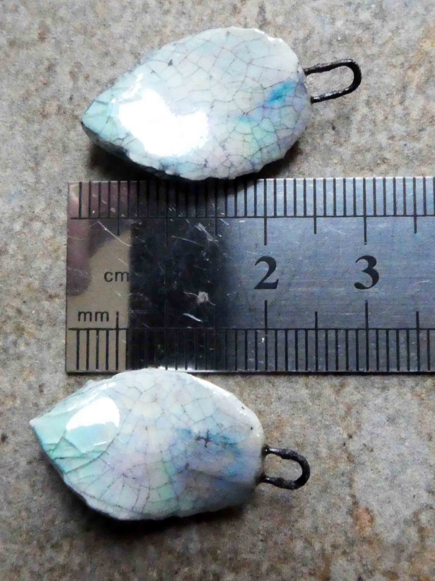 Porcelain Lustrous Crackle Leaf Chams