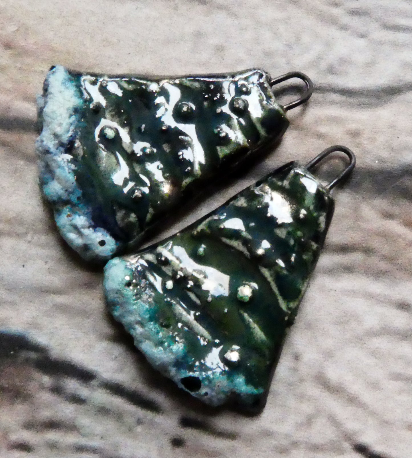 Ceramic Silvery Surfy Wave Textured Charms - Obsidian