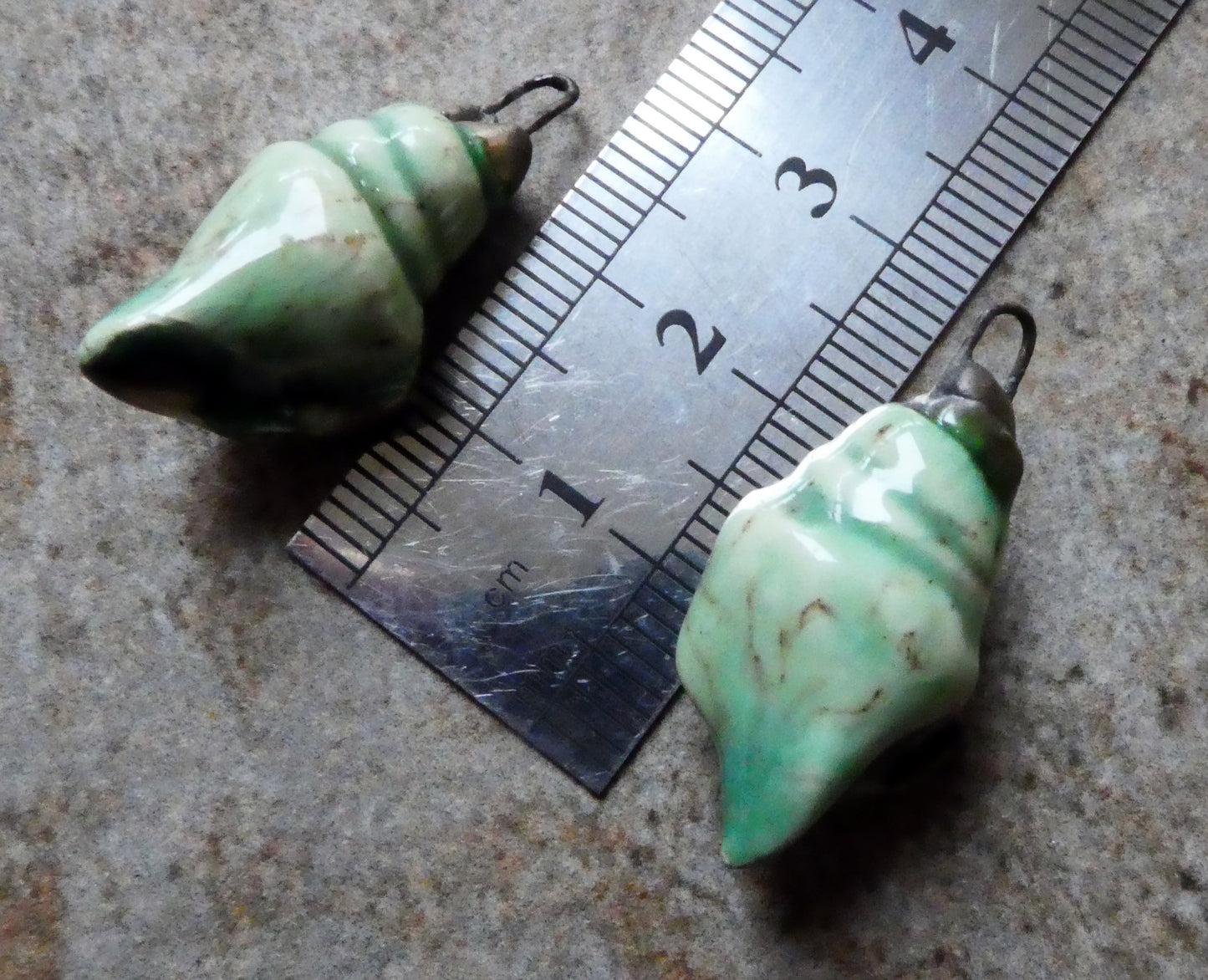 Ceramic Conch Shell Charms - Peppermint Speckol