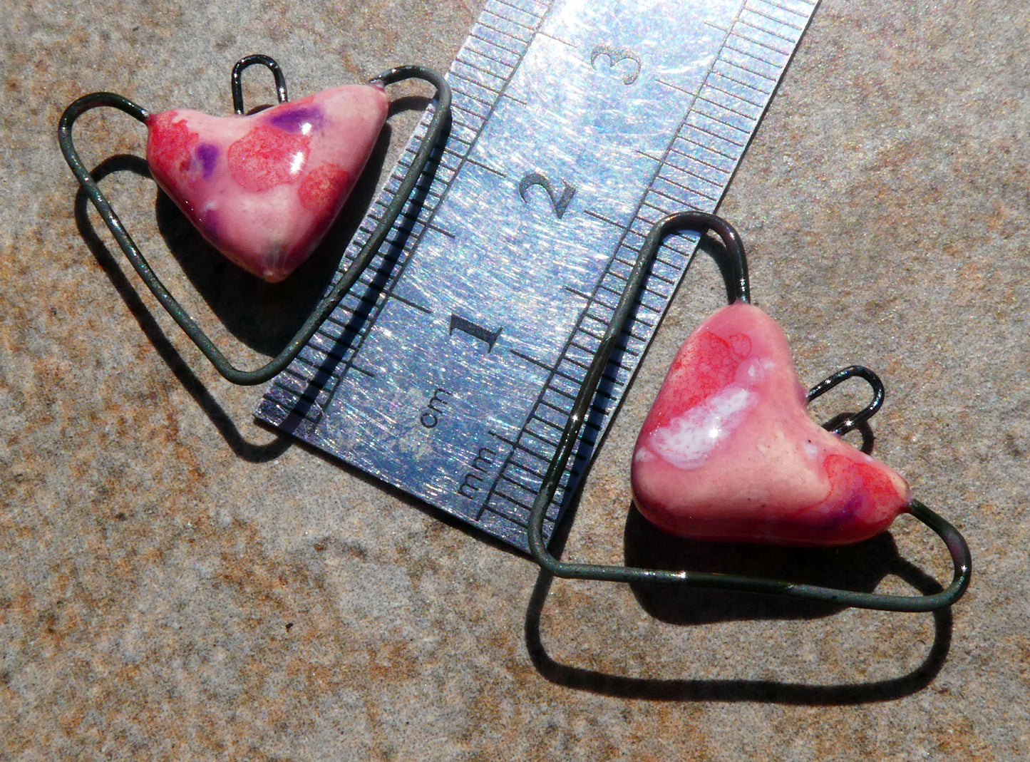 Ceramic Wiry Heart Connectors - Berry Tart