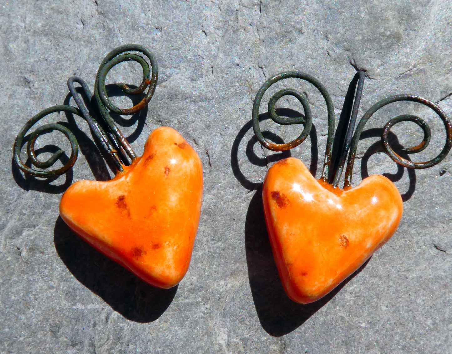Ceramic Curly Wire Heart Charms - Wildfire