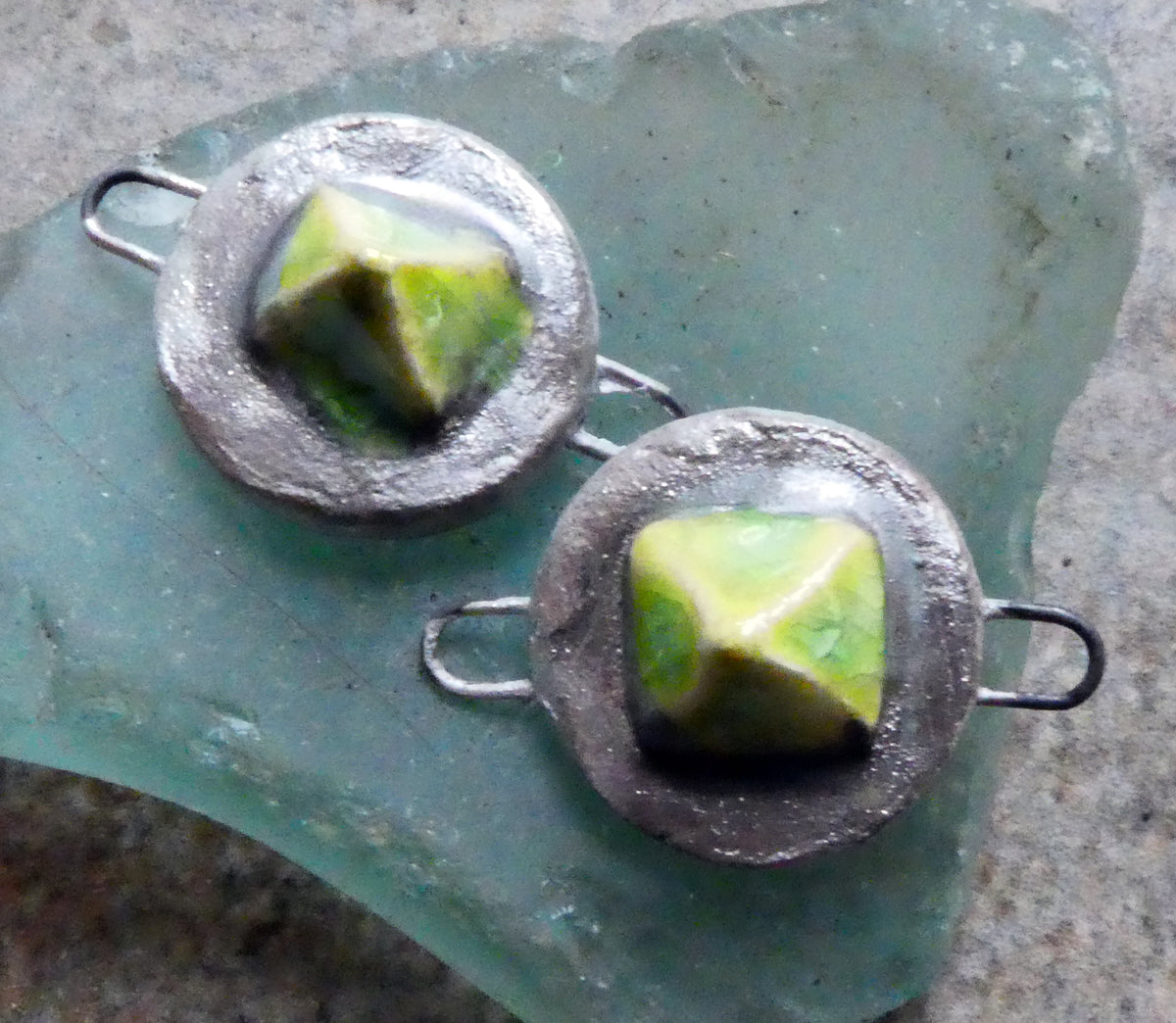 Ceramic Lustrous Silvery Gem Connectors- Lime